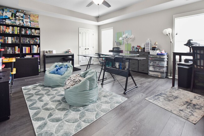 Building Photo - Pet Friendly Four Bedroom with Bonus!