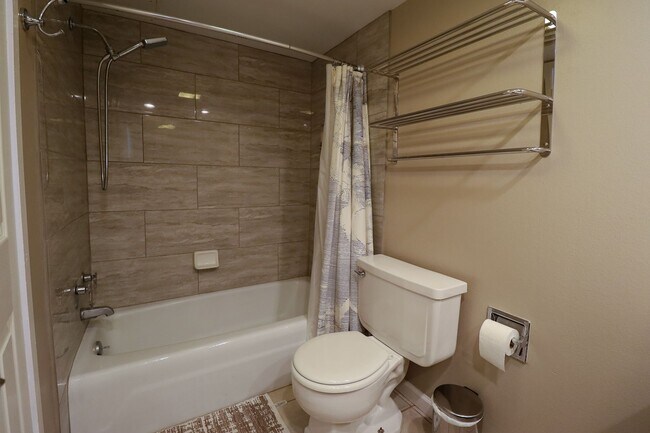 Building Photo - 410 W 7th St