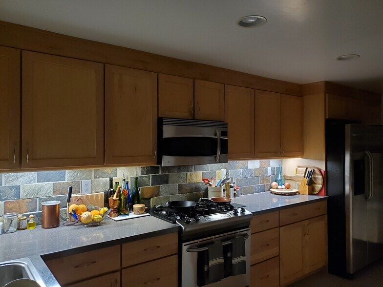Kitchen Backsplash Lighting - 11946 Dorothy St