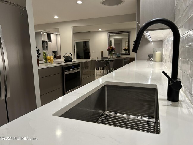 Building Photo - 937 Espinado Ave