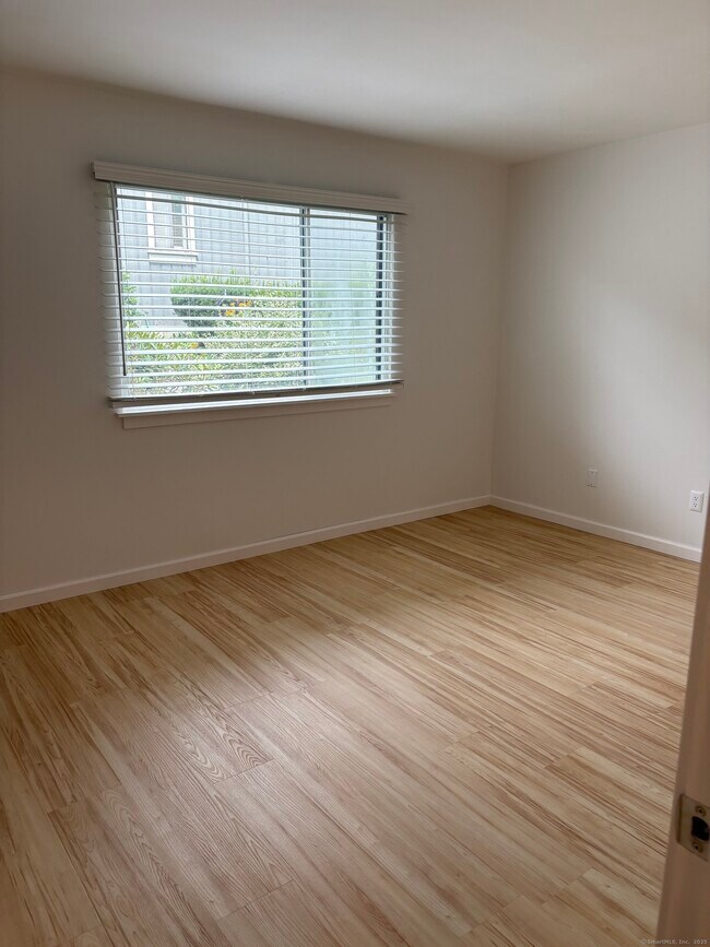 Building Photo - 457 Heritage Vlg