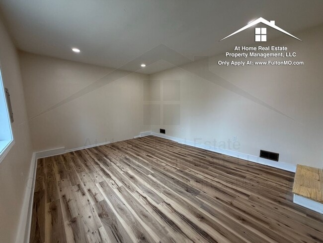 Building Photo - 703 W 7th St