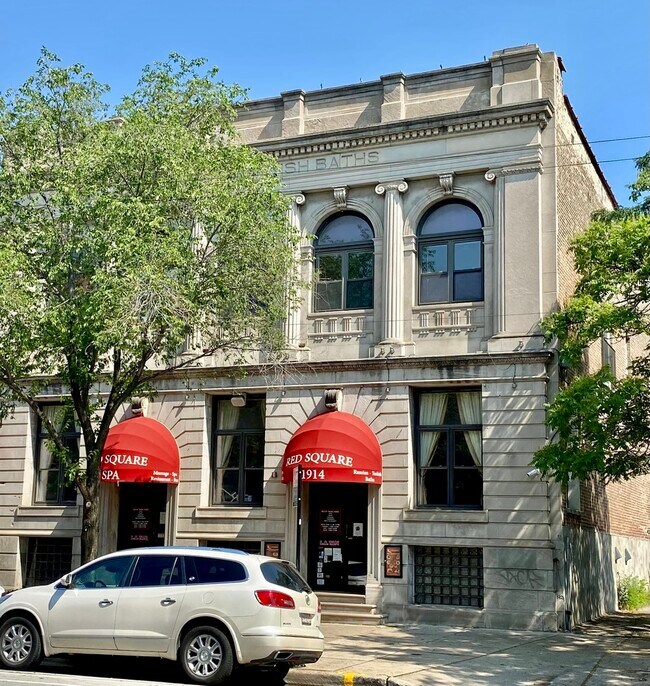 Primary Photo - 1914 W Division St