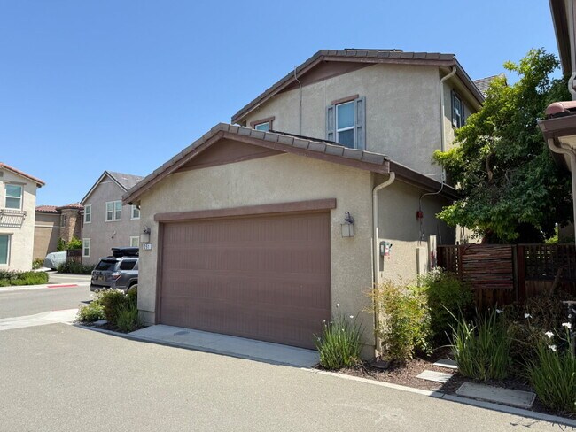 Building Photo - Beautiful Newer Built 3 Bed/2.5 Bath Detached Home in Great Livermore Location