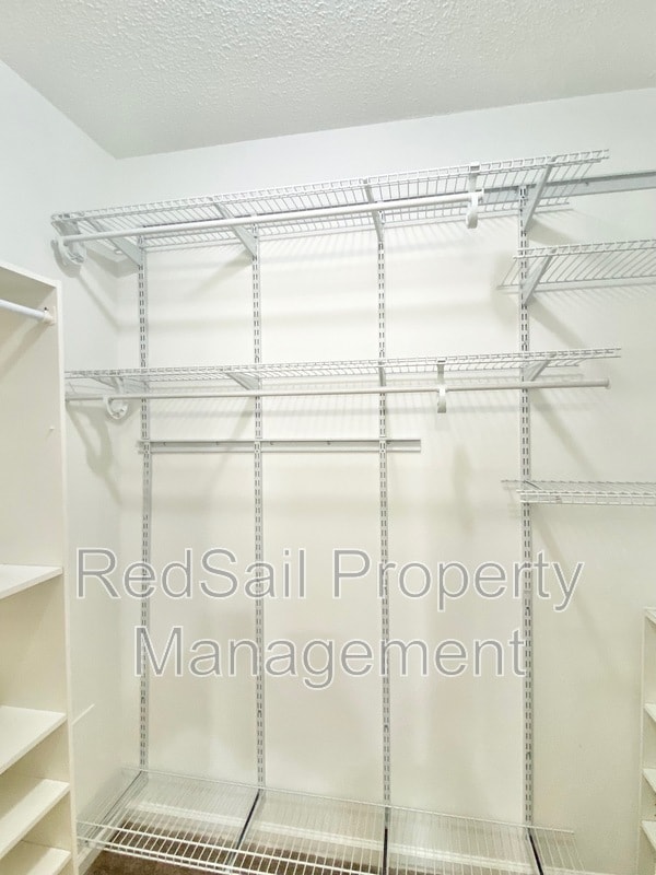 Building Photo - 1319 Pinecroft Ln