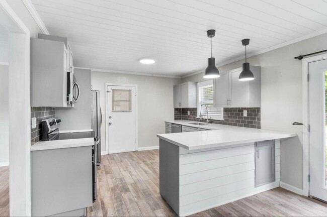 Building Photo - Charming 3-Bedroom Home in Pensacola!