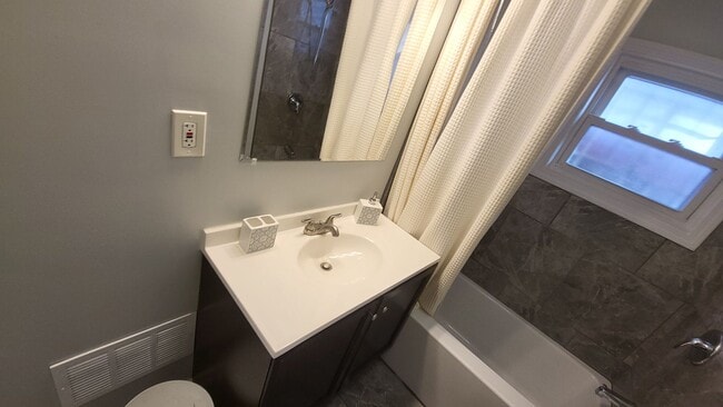 Building Photo - Move-In Ready 2BR/2BA with Garage – Great Location