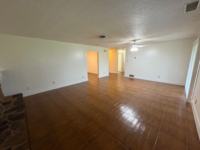 Building Photo - Spacious SE Tulare Home Near Shopping Cent...