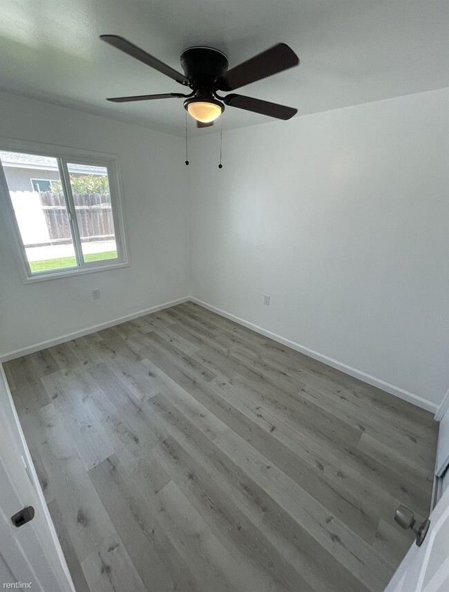 Building Photo - 2 br, 1 bath 4plex - 4329 Clairemont Drive...