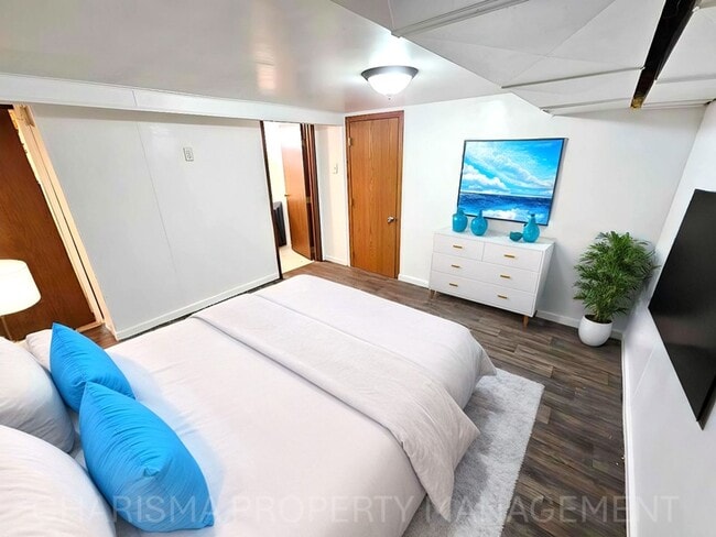 Building Photo - 3 Bedroom, 2 Bath House With All the Charm and Space You Need!