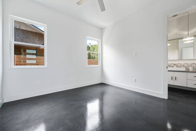 Building Photo - Premium Central Austin New Construction