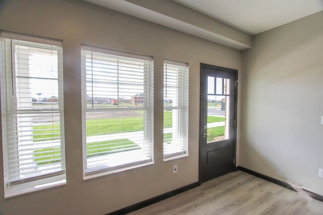 Building Photo - Beautiful 2 Bed, 2 Bath Apartment in PRIME location!  Furnished & Unfurnished Options Available!