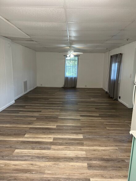 Living room - 1624 Armstrong Rd