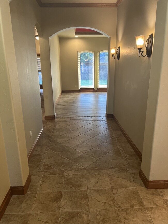 Building Photo - 13123 Red Oak Dr
