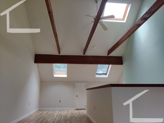 Building Photo - Great Condo-Style 2.5 bedroom Available Feb 1, 2026