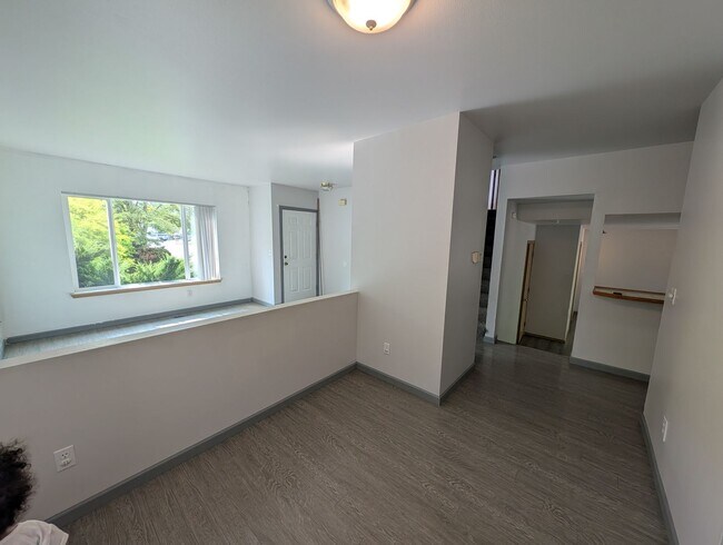 Building Photo - Tri Level, 3 Bedroom For Rent in Port Orchard - Available June 25th!