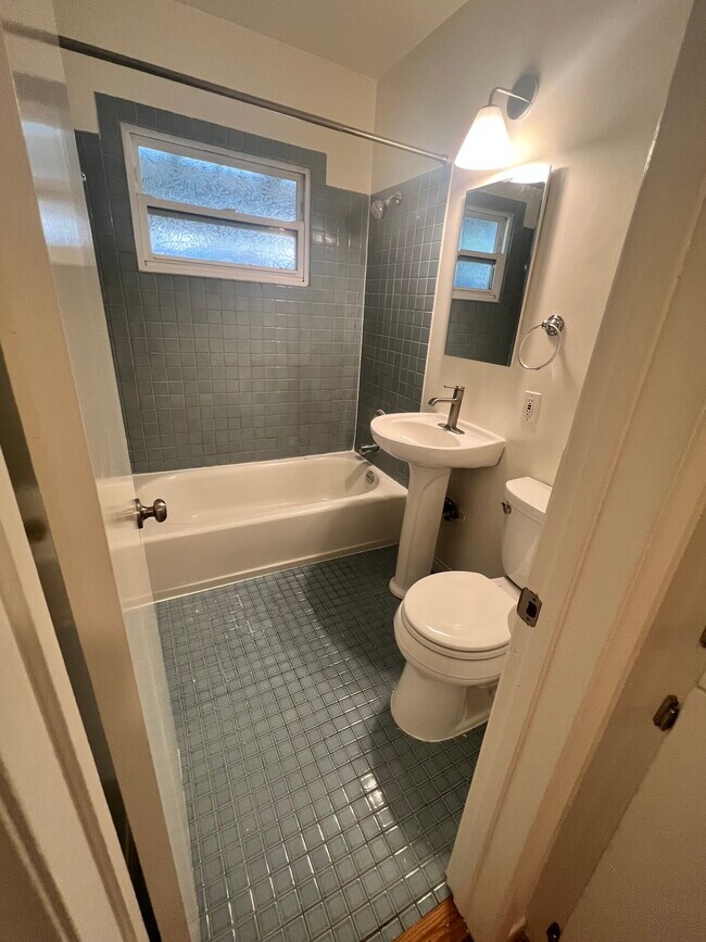 Building Photo - 647 Santa Clara Ave