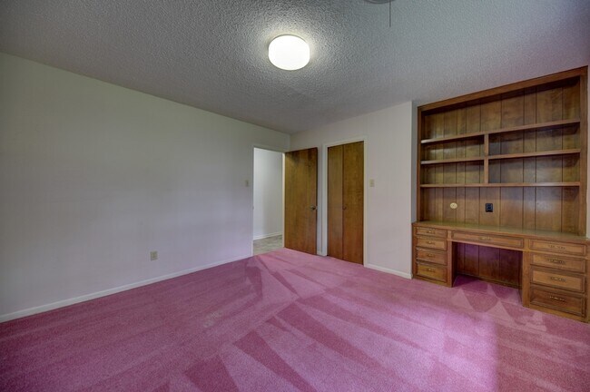 Building Photo - 915 Farmers Rd