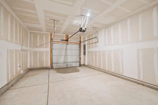 Building Photo - Prime Briar Creek Location – 3BR Townhome ...