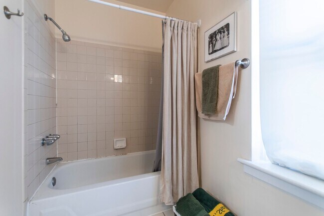 Building Photo - 1823 Pine St