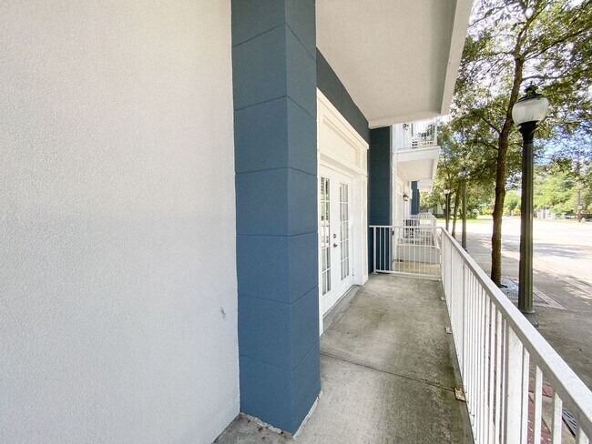 Building Photo - The Palms #102