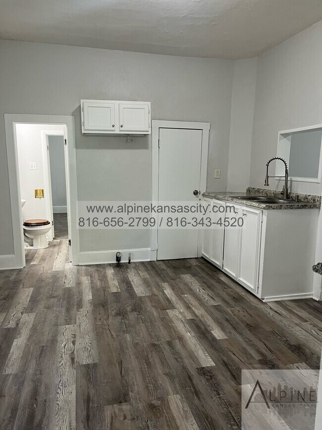 Building Photo - Independence Home Available