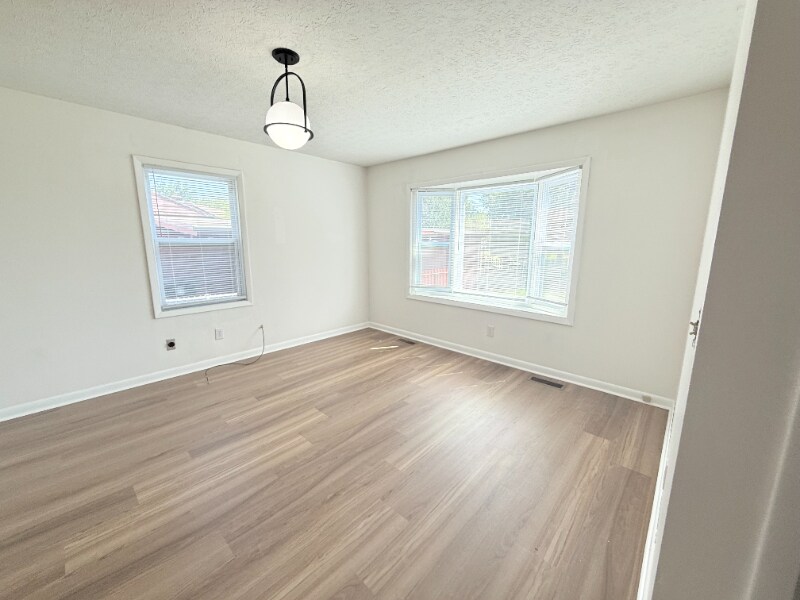 Building Photo - 2723 Hillview Dr