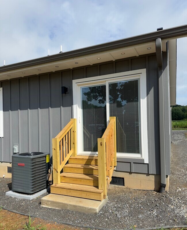 Building Photo - 105 Leslies Home Dr