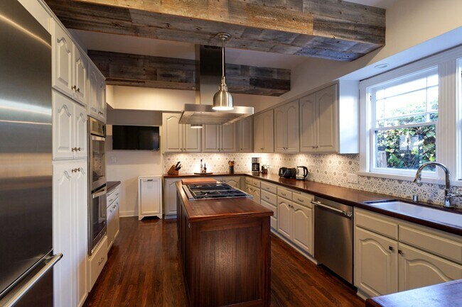 Building Photo - 6 Bed 5 Bath House with Fully Converted Co...