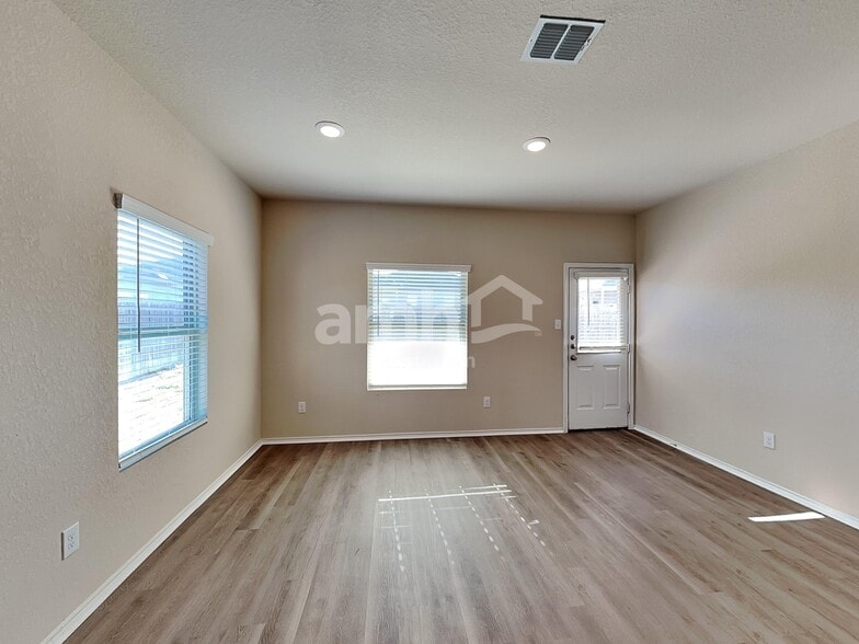 Building Photo - 747 Red Barn Bnd