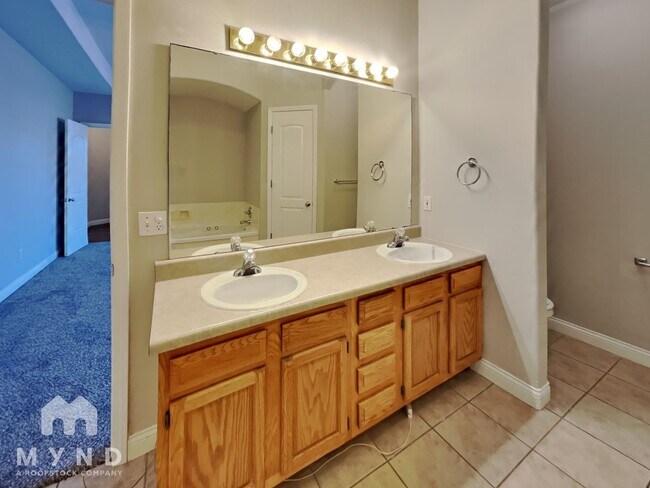 Building Photo - 5622 N 11th Ave