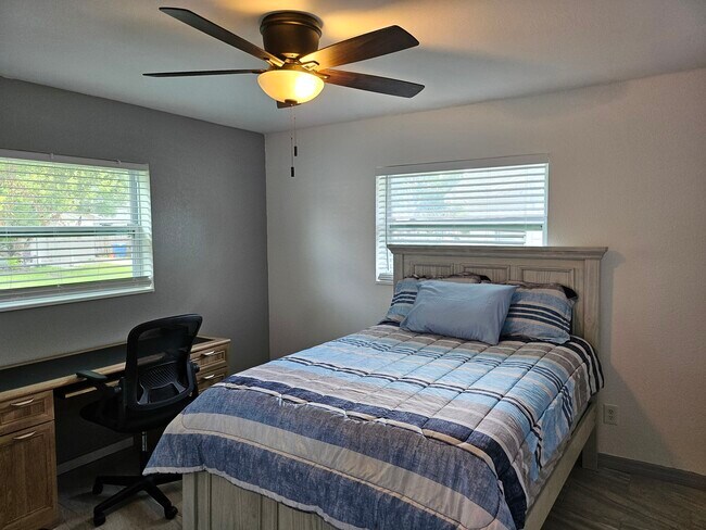 Building Photo - 1006 14th Ave NW