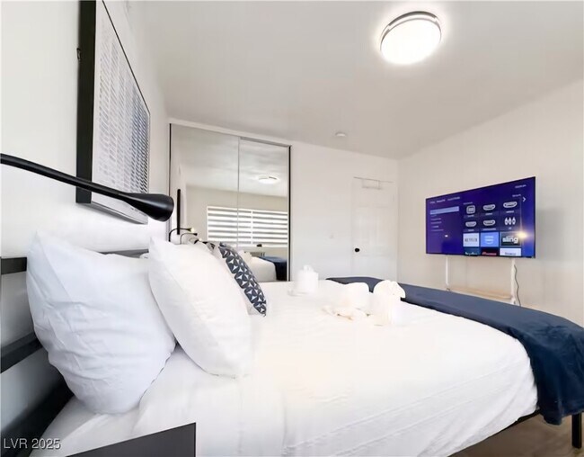 Building Photo - 6969 Paddington Way