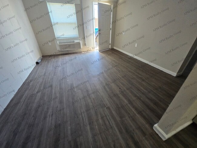 Building Photo - Renovated two bedroom near Harden Street - FREE first month