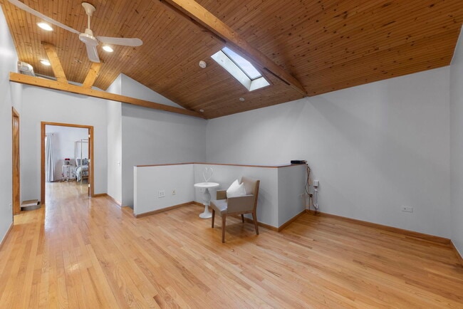 Building Photo - 5910 W Roscoe St