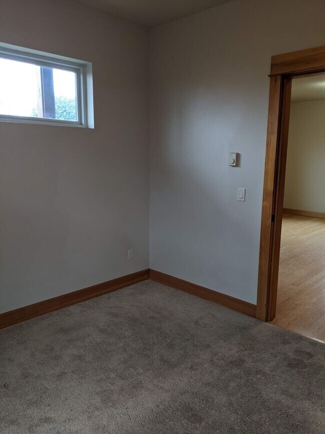 Building Photo - 675 Larch Ct