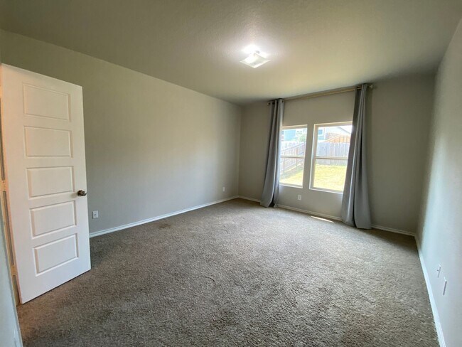 Building Photo - Spacious 4 Bedroom ~ Convenient to JBSA Ra...