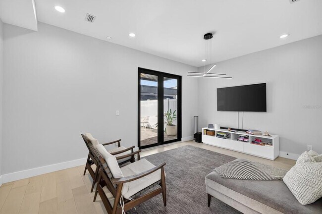 Building Photo - 423 W Amelia Ave