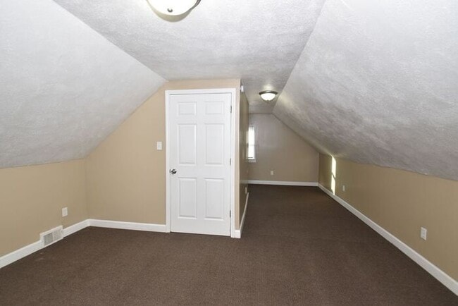 Building Photo - Mishawaka Northside 3 bedroom 1 1/2 story home with 2 bathrooms