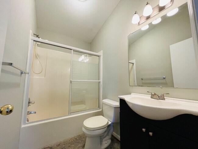 Building Photo - Available Now! North Lincoln Schools - 3 Bedrooms 2 Bath home on quiet street