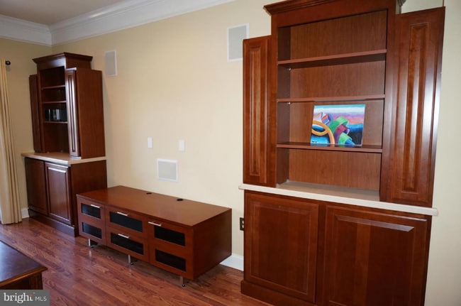 Building Photo - 5801 Clipper Ln