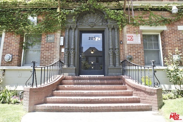 Building Photo - 205 N Kenmore Ave