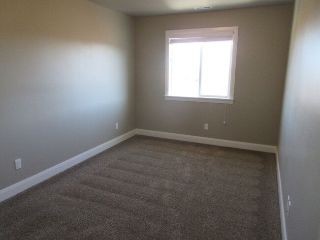 Building Photo - 3 Bedroom - 2.5 bathroom - in the heart of...