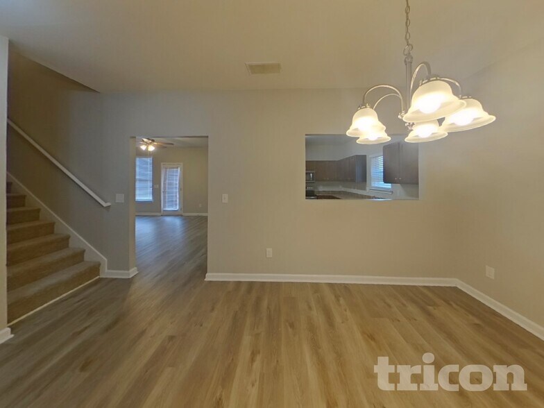 Building Photo - 528 Tulip Ln