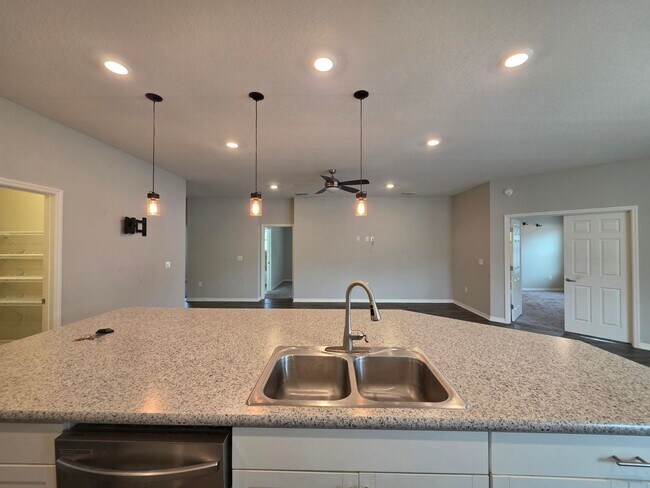 Building Photo - 4-Bedroom, 2.5-Bathroom in Lakeland