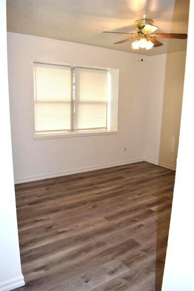 Building Photo - 1717 E Lindsey St