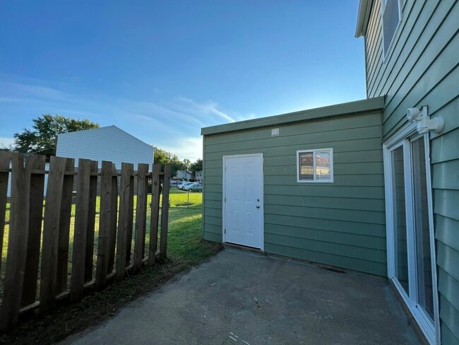 Building Photo - 1901 Beaver Rd