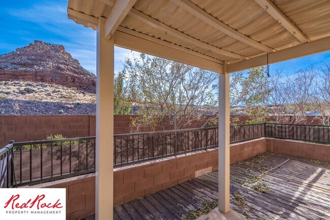 Building Photo - 4 Bed/2.5 Bath Townhome in Desert Bluff!