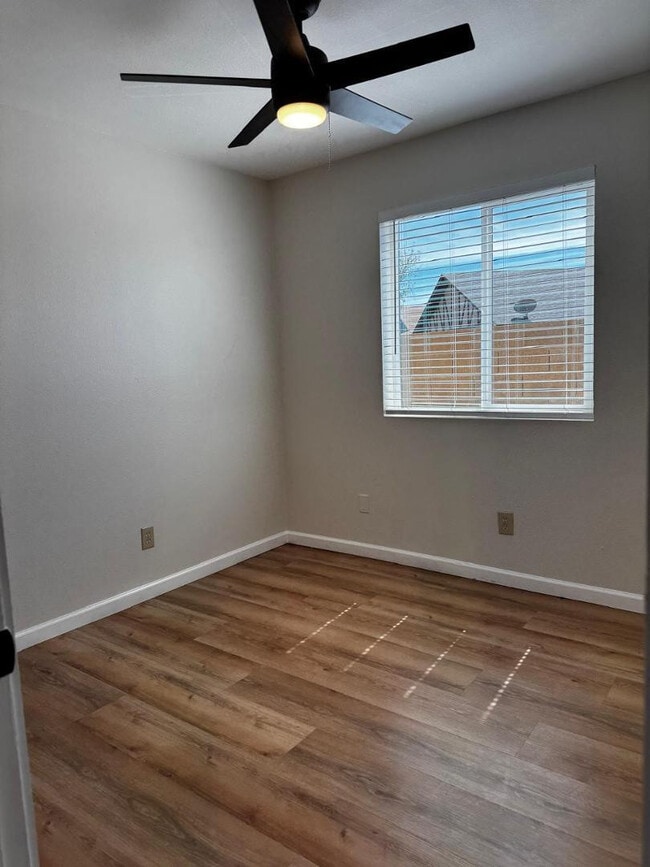 Building Photo - 442 S 32nd Pl