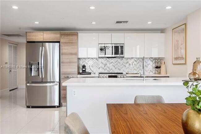 Building Photo - 9940 W Bay Harbor Dr